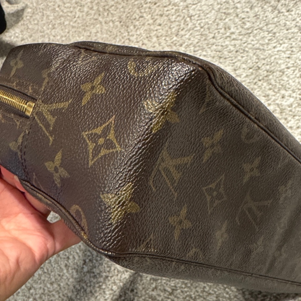 Louis Vuitton Monogram Toiletry 28 Pouch - Picture 5 of 11